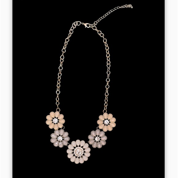 Gorgeous gold chain with flowers in whites, and light cream colors, so pretty - Picture 1 of 7